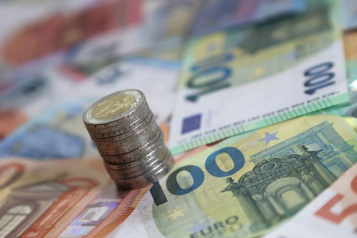 Münzstapel auf Euro-Banknoten