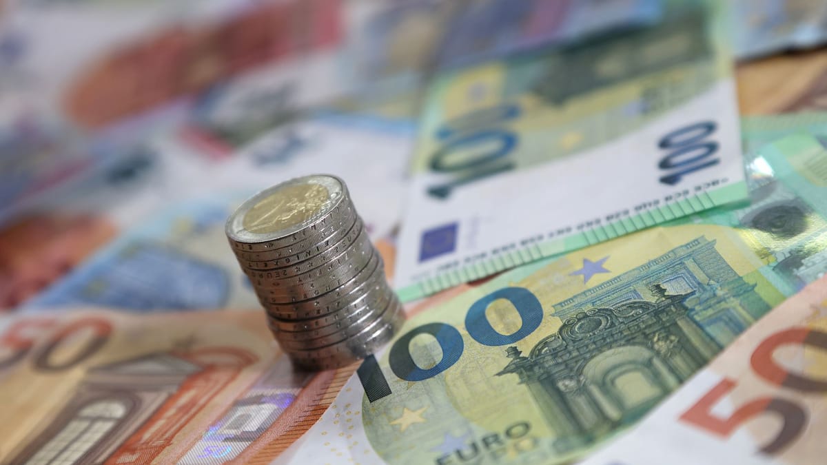 Münzstapel auf Euro-Banknoten