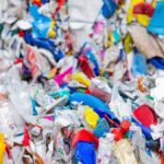 Haufen gepresster Plastikabfälle mit bunten Verpackungen und Behältern