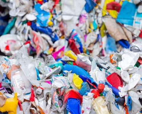 Haufen gepresster Plastikabfälle mit bunten Verpackungen und Behältern