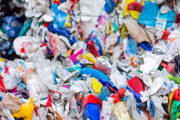 Haufen gepresster Plastikabfälle mit bunten Verpackungen und Behältern
