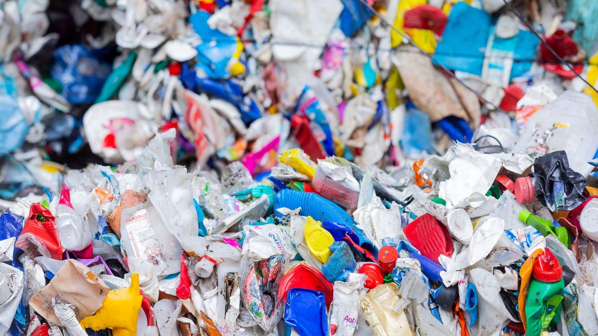 Bundestagskoalition plant neue Steuer auf Plastikverpackungen ab 2027 1 Haufen gepresster Plastikabfälle mit bunten Verpackungen und Behältern