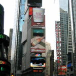 Blick auf die Werbetafeln und Hochhäuser am Times Square in New York.