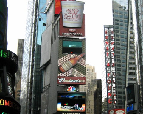 Blick auf die Werbetafeln und Hochhäuser am Times Square in New York.