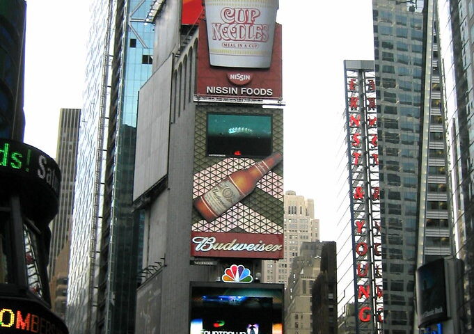 Blick auf die Werbetafeln und Hochhäuser am Times Square in New York.