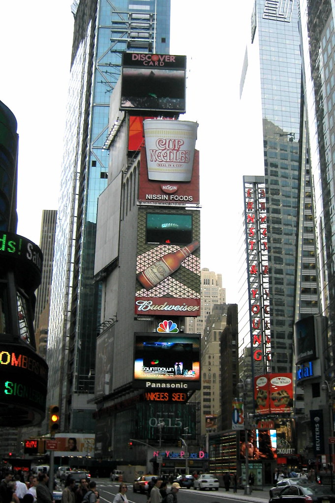 Dow Jones und S&P 500 legen zu, Nasdaq 100 erreicht neues Rekordhoch 1 Blick auf die Werbetafeln und Hochhäuser am Times Square in New York.