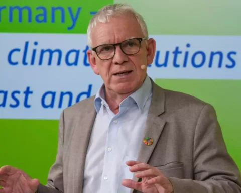 Jochen Flasbarth spricht vor einem grünen Hintergrund bei einer Klimaveranstaltung.