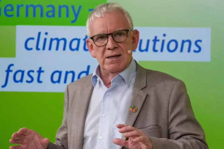 Jochen Flasbarth spricht vor einem grünen Hintergrund bei einer Klimaveranstaltung.