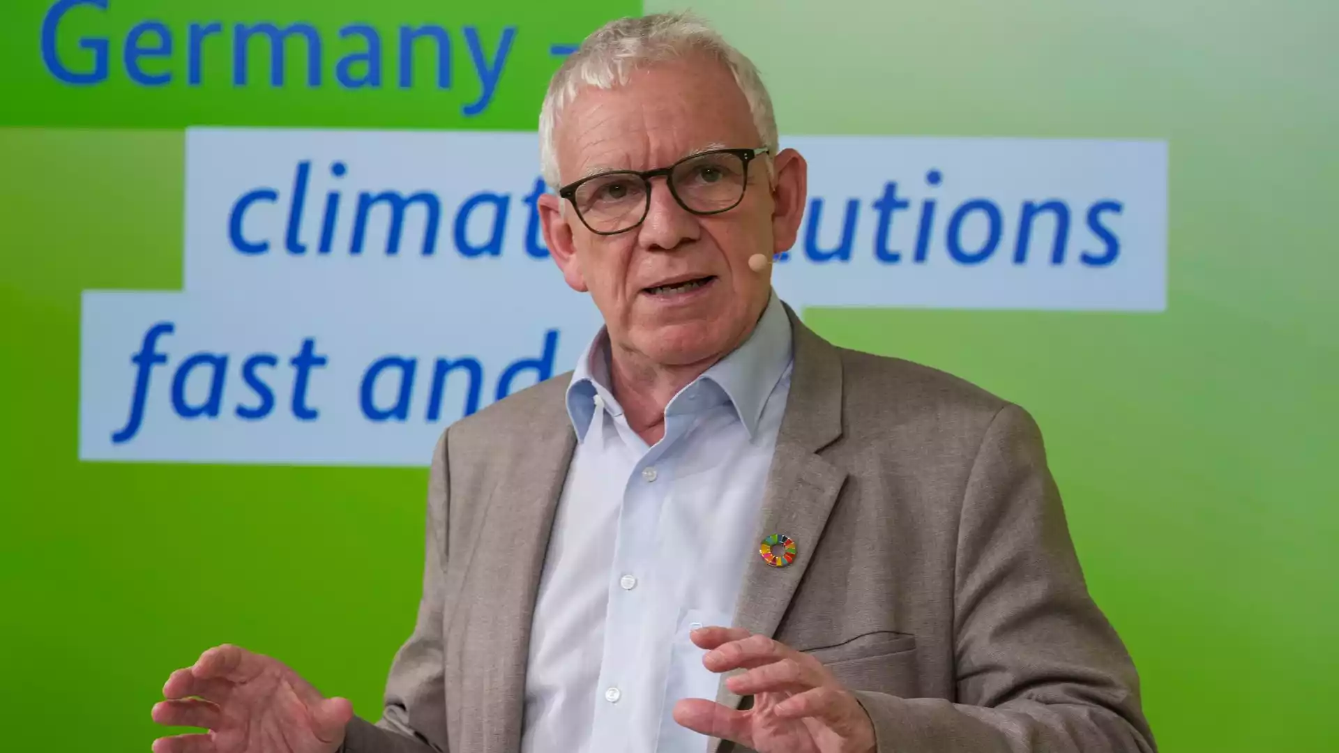 Flasbarth wechselt von Umweltministerium zur European Climate Foundation 1 Jochen Flasbarth spricht vor einem grünen Hintergrund bei einer Klimaveranstaltung.