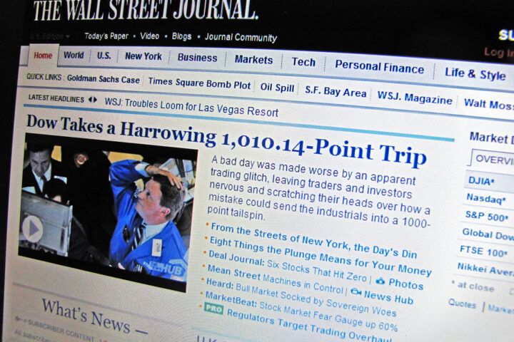 Foto einer Wall-Street-Journal-Webseite mit Börsenüberschrift und eingebettetem Bild eines Händlers am Handelsplatz.