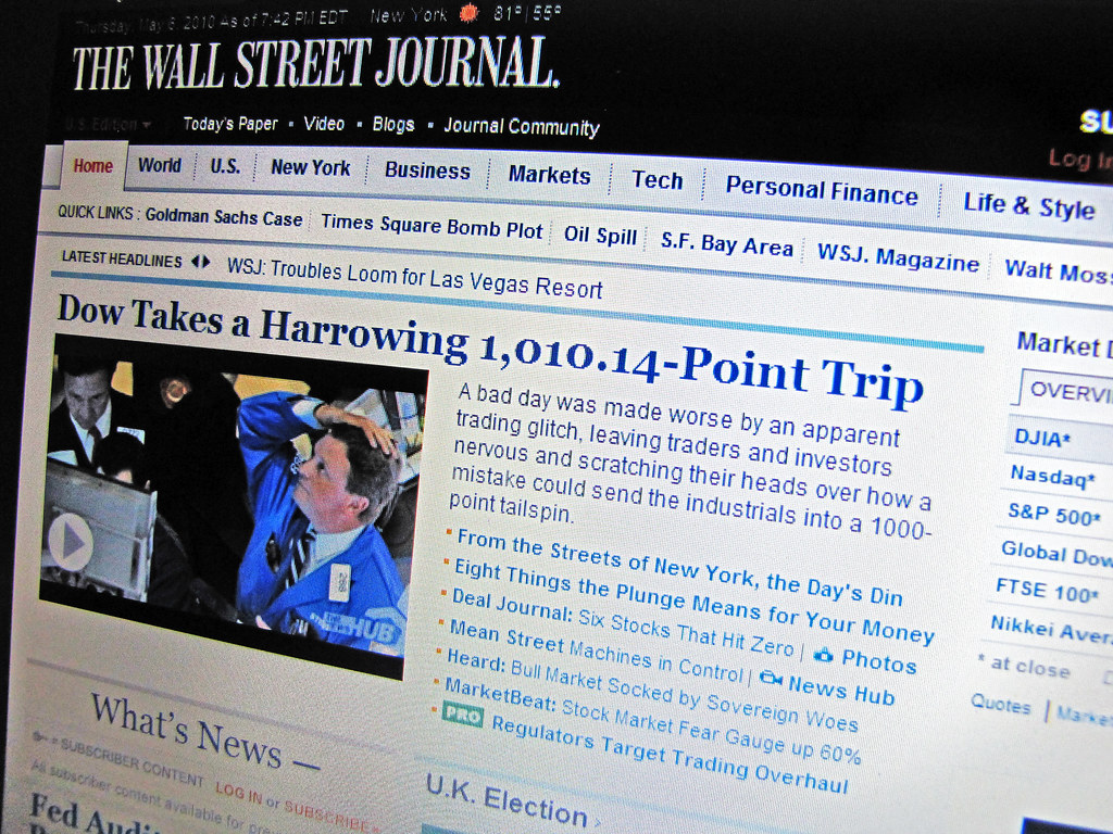 Foto einer Wall-Street-Journal-Webseite mit Börsenüberschrift und eingebettetem Bild eines Händlers am Handelsplatz.