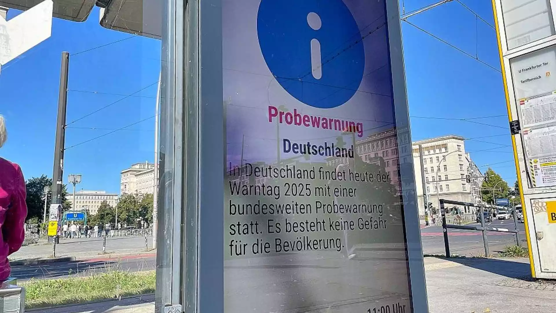 BfS-Studie: 63 Prozent wissen im radiologischen Notfall nicht weiter 1 German public warning notice at a city street stop with a blue information symbol and the word “Probewarnung”.