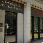 Außenansicht einer Violas'-Filiale mit Schild „Gewürze & Delikatessen“.
