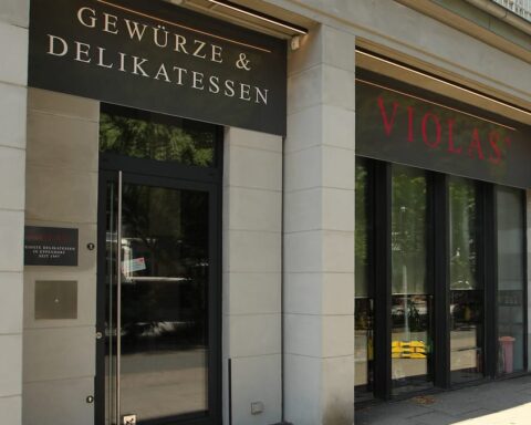 Außenansicht einer Violas'-Filiale mit Schild „Gewürze & Delikatessen“.