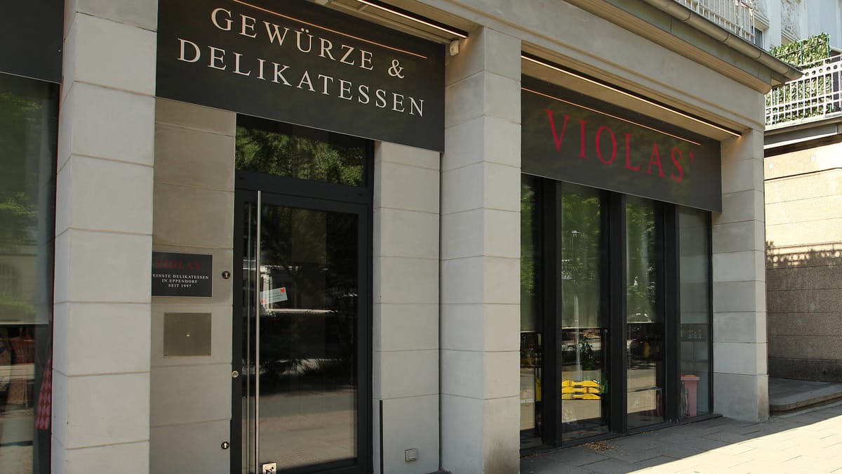Amtsgericht Hamburg eröffnet Insolvenzverfahren gegen Violas' GmbH 1 Außenansicht einer Violas'-Filiale mit Schild „Gewürze & Delikatessen“.