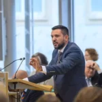 Ein Mann im Anzug spricht am Rednerpult im Landtag von Sachsen-Anhalt.