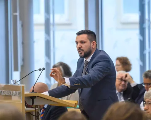 Ein Mann im Anzug spricht am Rednerpult im Landtag von Sachsen-Anhalt.