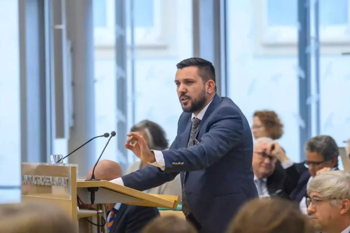Ein Mann im Anzug spricht am Rednerpult im Landtag von Sachsen-Anhalt.