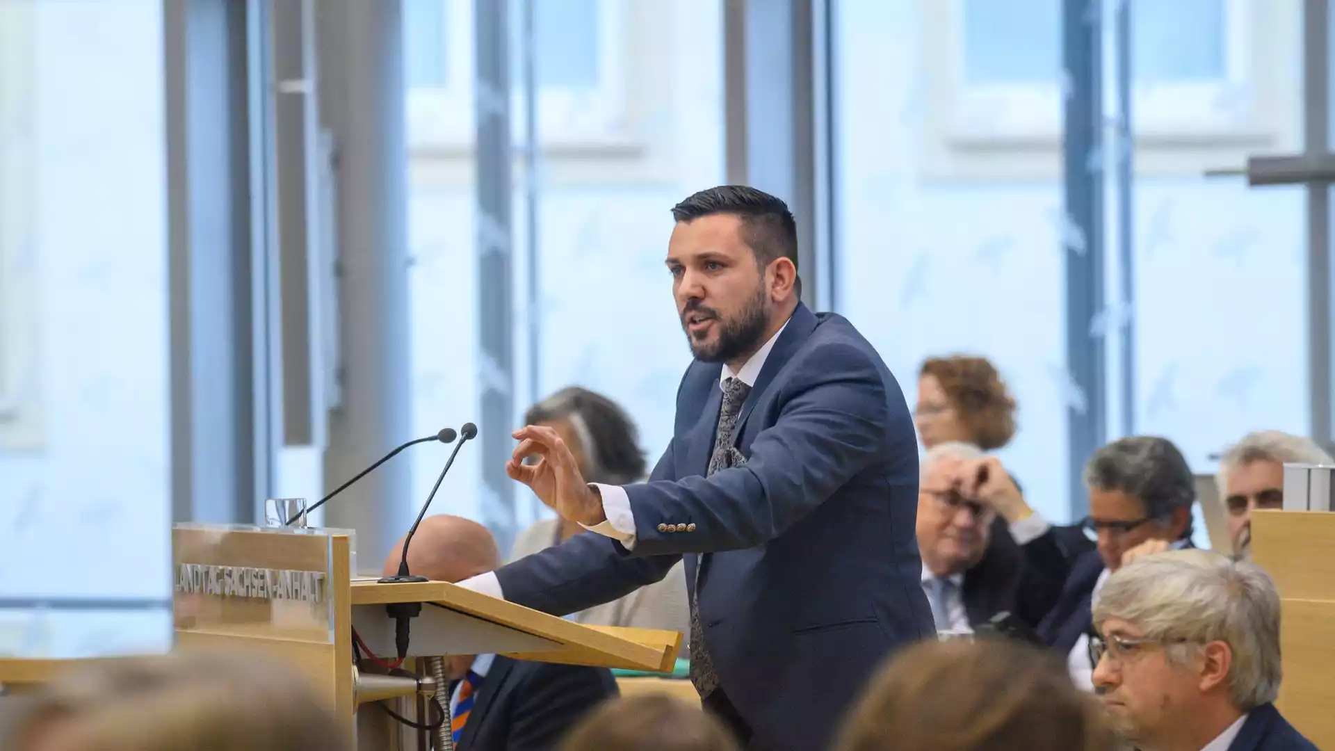 Ein Mann im Anzug spricht am Rednerpult im Landtag von Sachsen-Anhalt.