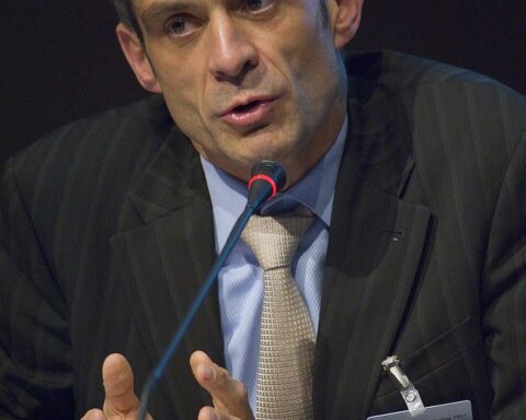 Jean-Pascal Tricoire spricht bei einer Konferenz am Mikrofon.