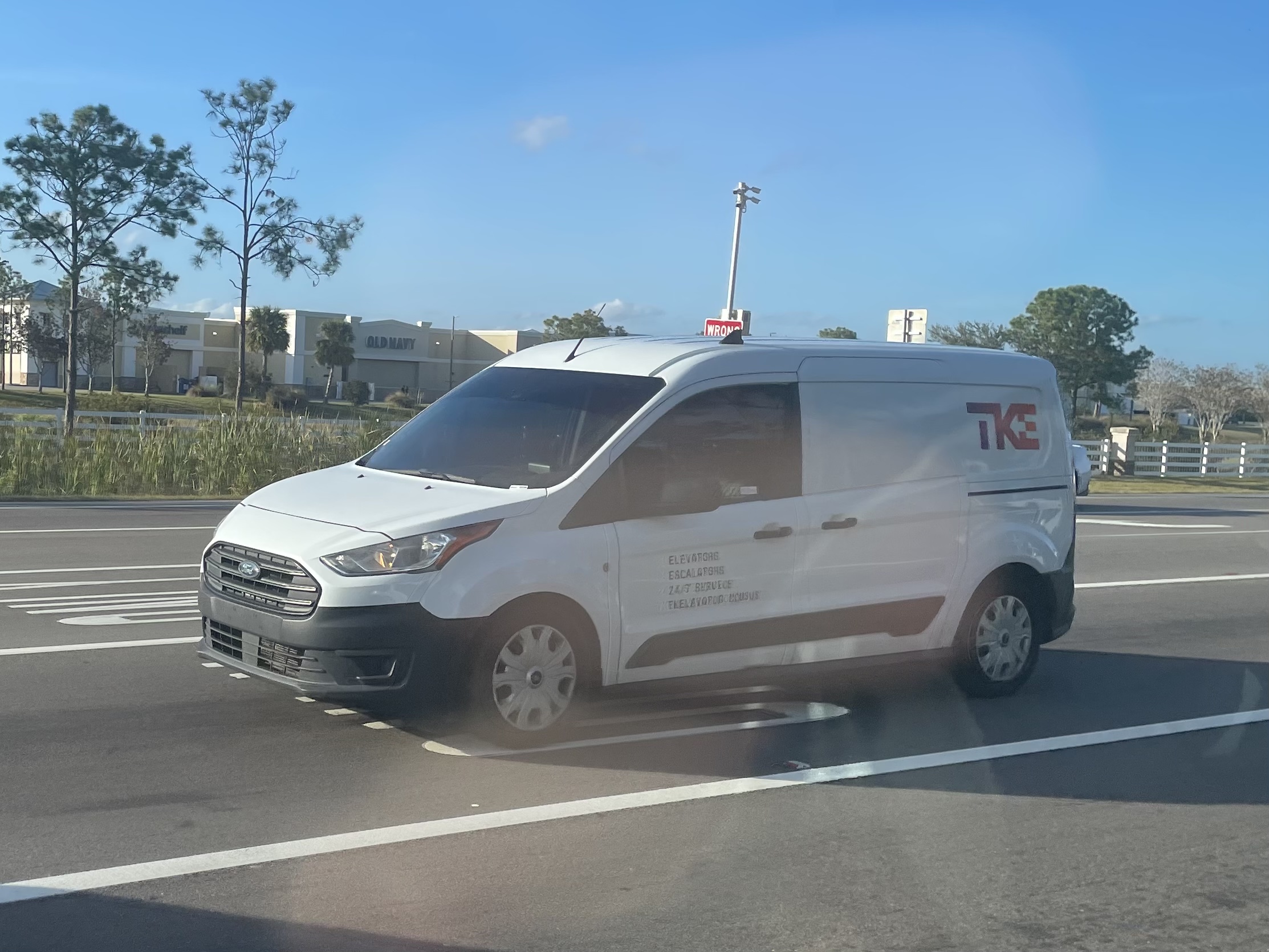 Thyssenkrupp-Aktie steigt nach Spekulationen um TK Elevator 1 Weißer TKE-Transporter fährt auf einer Straße vor einem Einkaufszentrum.