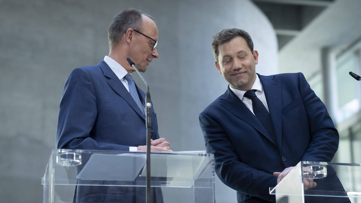 Zwei deutsche Politiker stehen an transparenten Rednerpulten bei einer Presseveranstaltung.