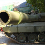 Kampfpanzer mit großem Geschützrohr im Freien.