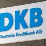 DKB-Logo mit der Aufschrift Deutsche Kreditbank AG an einer Gebäudefassade.
