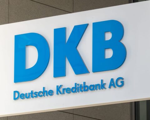 DKB-Logo mit der Aufschrift Deutsche Kreditbank AG an einer Gebäudefassade.