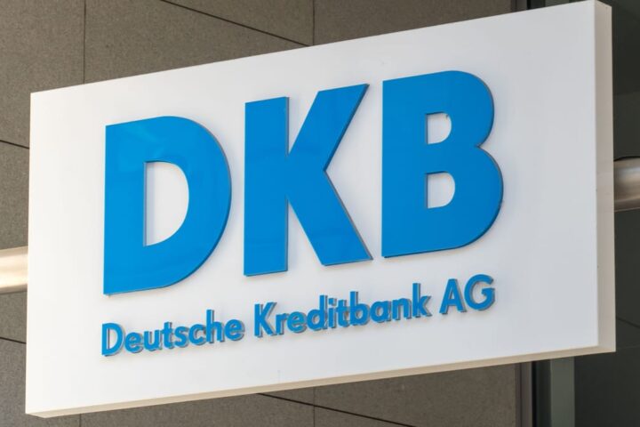 DKB-Logo mit der Aufschrift Deutsche Kreditbank AG an einer Gebäudefassade.