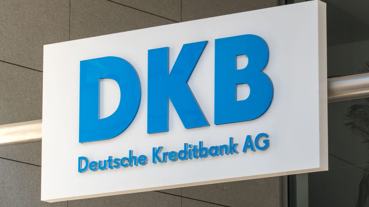 DKB bietet befristet 4,0 Prozent Zinsen auf Tagesgeld 1 DKB-Logo mit der Aufschrift Deutsche Kreditbank AG an einer Gebäudefassade.