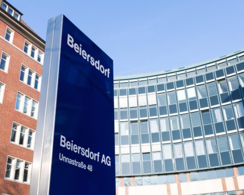 Beiersdorf-Standort mit Firmenschild vor Bürogebäuden.