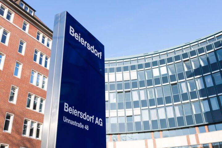 Beiersdorf-Standort mit Firmenschild vor Bürogebäuden.