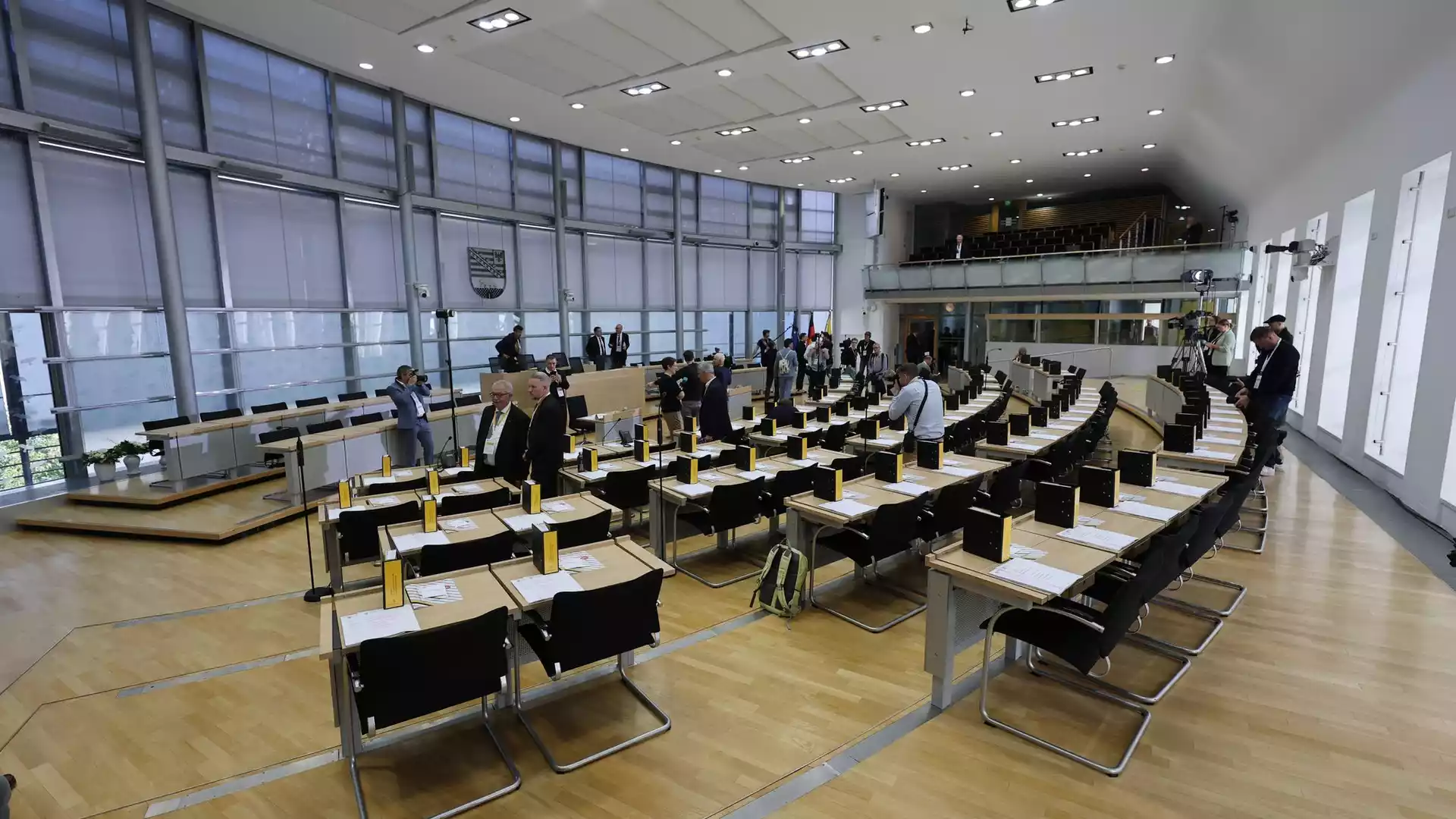 Sachsen-Anhalts Landtag stimmt über AfD-Kandidaten Tobias Rausch ab 1 Blick in den Plenarsaal des Landtags von Sachsen-Anhalt mit vorbereiteten Sitzreihen und einigen Menschen im Saal.
