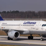 Ein Lufthansa-Flugzeug rollt auf dem Rollfeld.