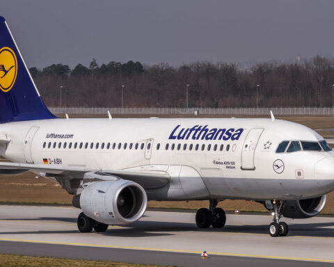 Ein Lufthansa-Flugzeug rollt auf dem Rollfeld.