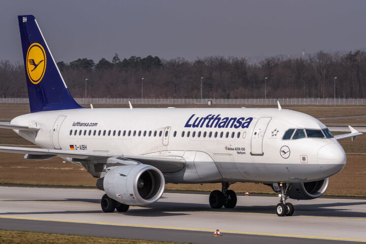 Ein Lufthansa-Flugzeug rollt auf dem Rollfeld.