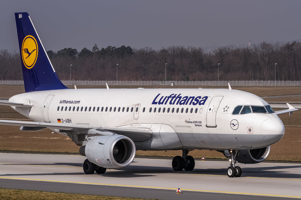 Ein Lufthansa-Flugzeug rollt auf dem Rollfeld.