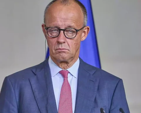 Friedrich Merz steht bei einem offiziellen Auftritt am Rednerpult.