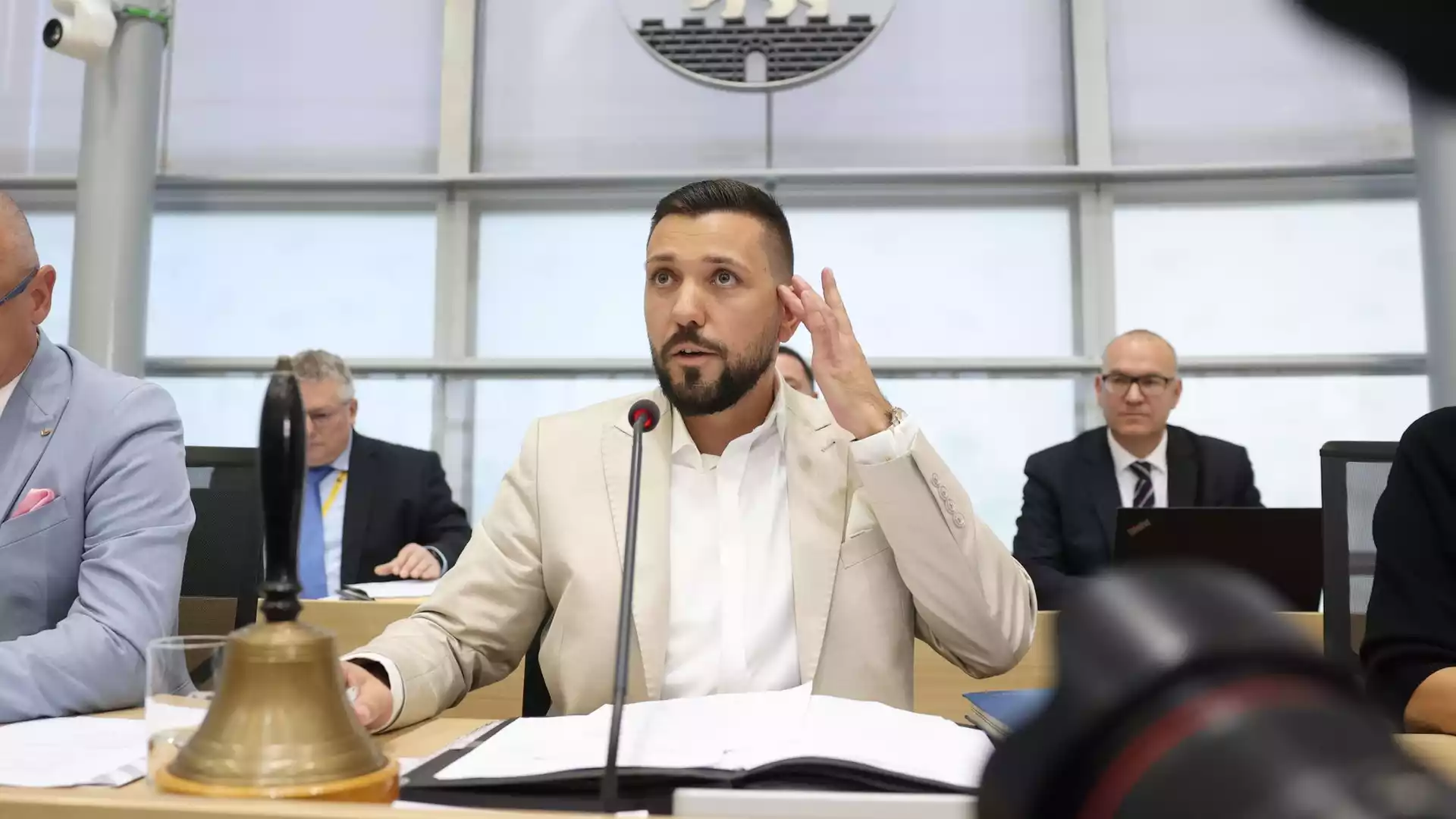Rausch zum Landtagspräsidenten gewählt – 48 Stimmen trotz 44 Sitzen von AfD und BSW 1 Ein Mann im hellen Anzug spricht am Mikrofon während einer Sitzung im Parlament.