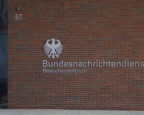 Außenansicht des Besucherzentrums des Bundesnachrichtendienstes mit Adler-Emblem und Schriftzug an einer Backsteinwand.