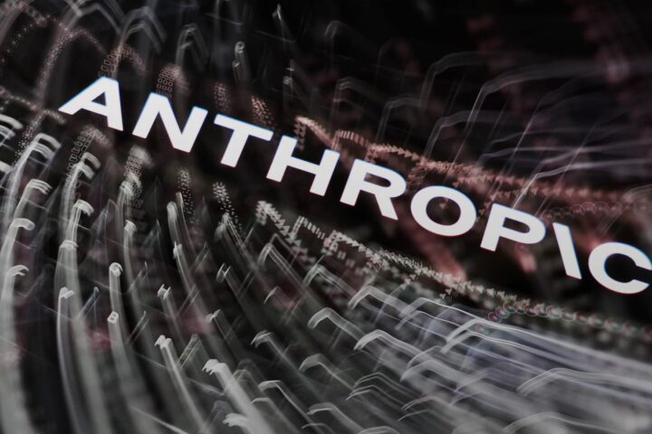 Schriftzug „ANTHROPIC“ vor abstrakten Lichtspuren.