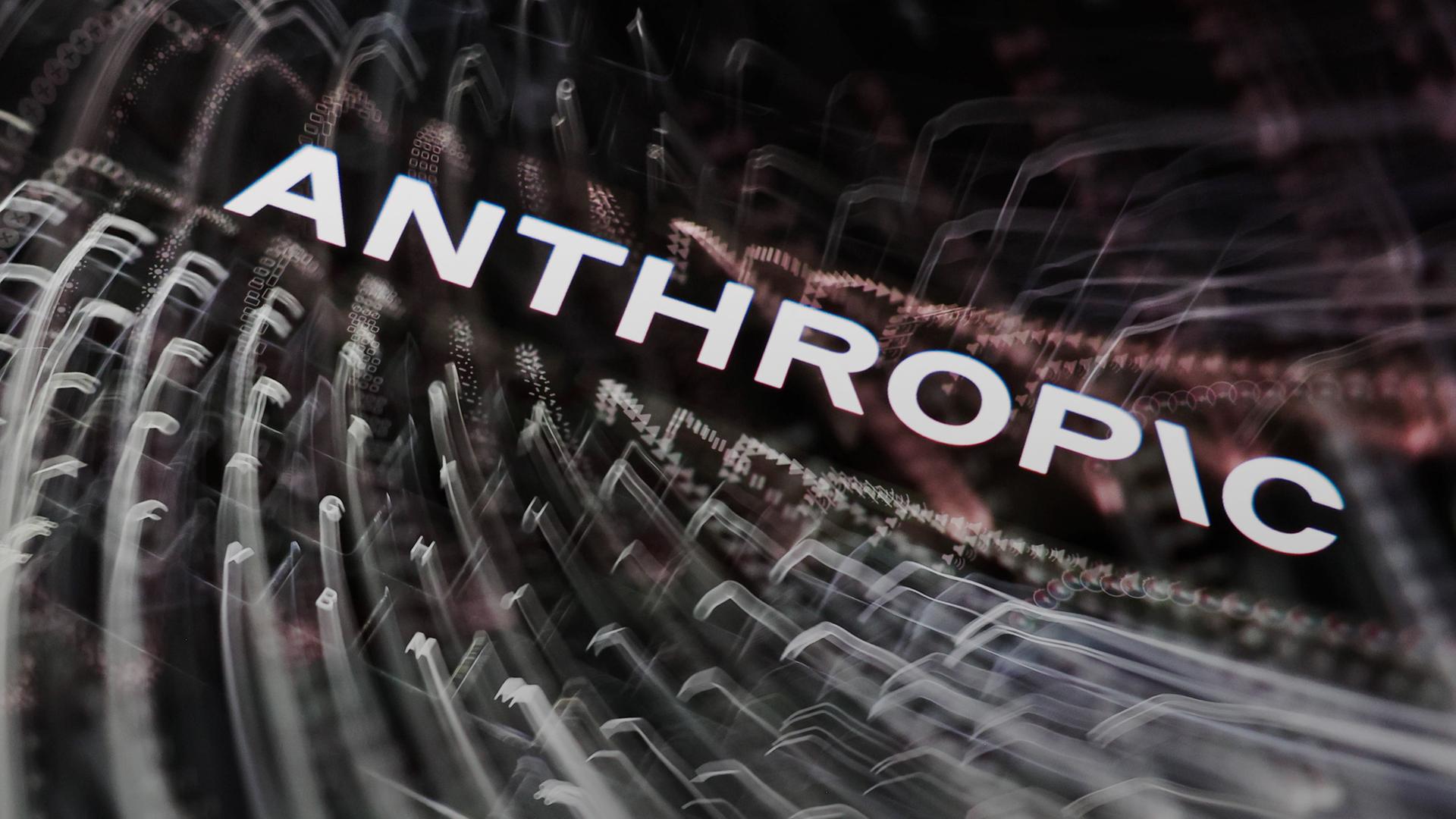 Mehr KI-Regeln scheitern an Tempo, Interessen und fehlender Abstimmung 1 Schriftzug „ANTHROPIC“ vor abstrakten Lichtspuren.