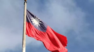 Taiwan-Flagge weht an einem Mast vor blauem Himmel.