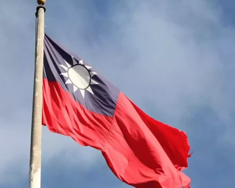 Taiwan-Flagge weht an einem Mast vor blauem Himmel.