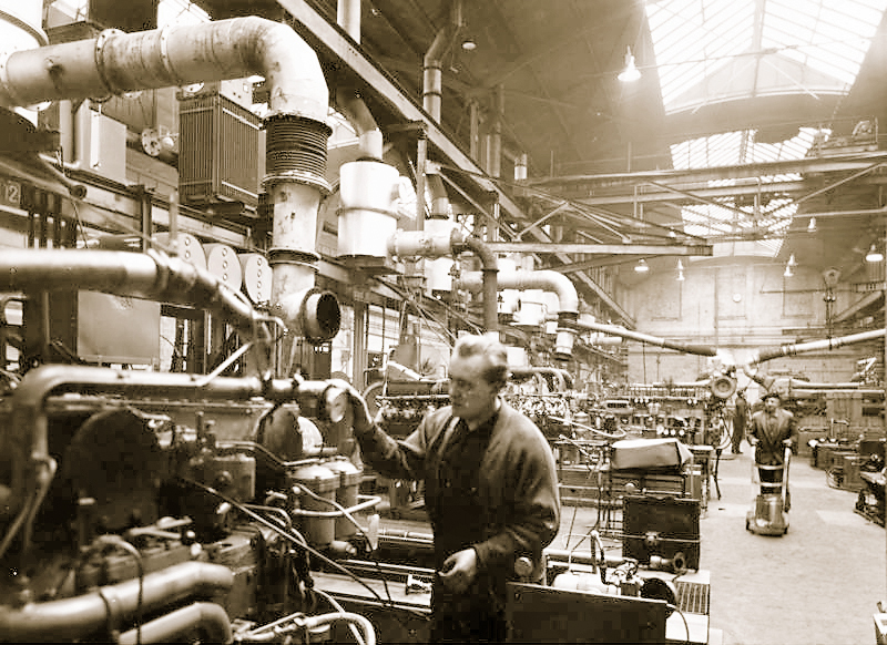 Deutz plant weiteren Stellenabbau am Kölner Stammwerk 1 Arbeiter in einer Industriehalle zwischen Maschinen und Rohrleitungen.