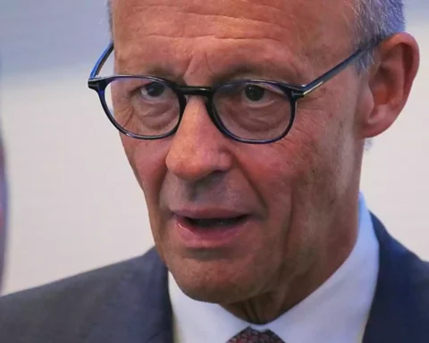 Friedrich Merz mit Brille in einer Nahaufnahme während eines Gesprächs.