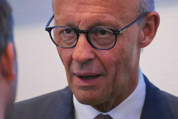 Friedrich Merz mit Brille in einer Nahaufnahme während eines Gesprächs.