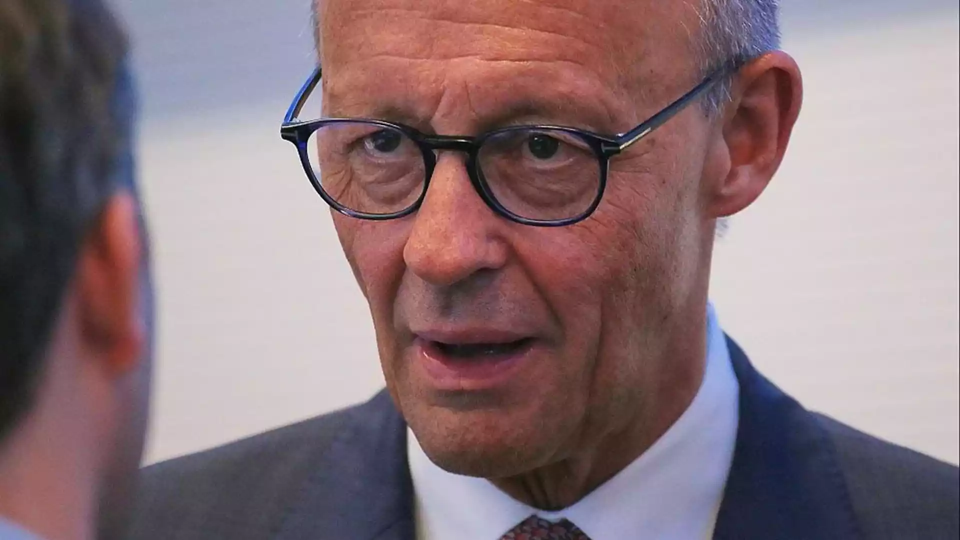 Friedrich Merz mit Brille in einer Nahaufnahme während eines Gesprächs.