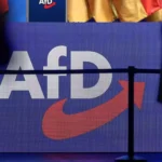 AfD-Logo auf einer Bühnenfront bei einer politischen Veranstaltung.